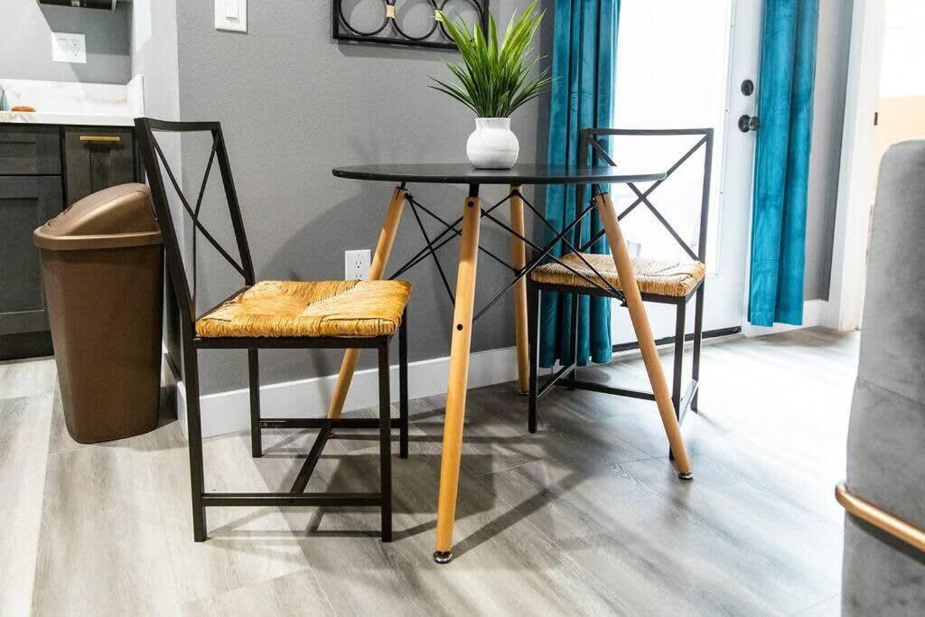 Apartment Restaurants-pets-professionals-fastwifi-a C-patios